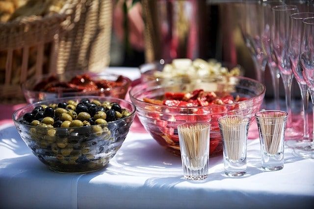 Zespół restauracji świętuje sukces podczas spotkania integracyjnego