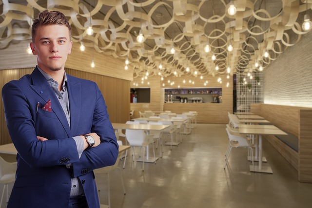 Menedżer restauracji rozwiązuje konflikt między pracownikami