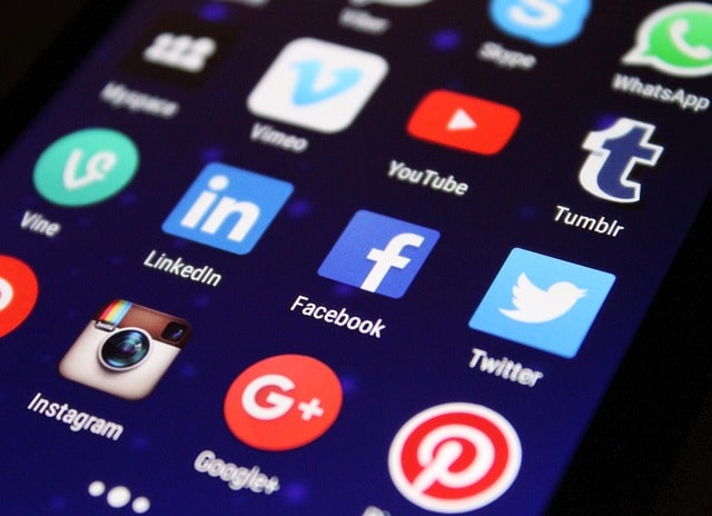 Zarządzanie mediami społecznościowymi restauracji - Instagram i Facebook na telefonie