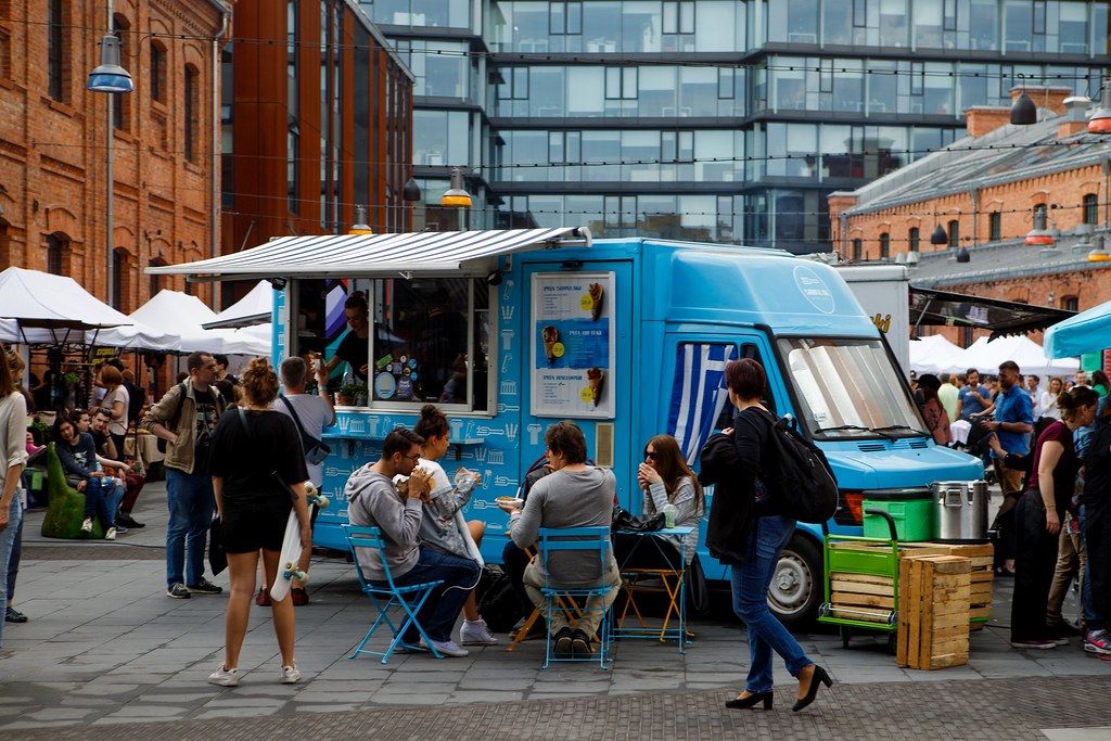 Restauracja a food truck – co wybierają klienci w 2025 roku?